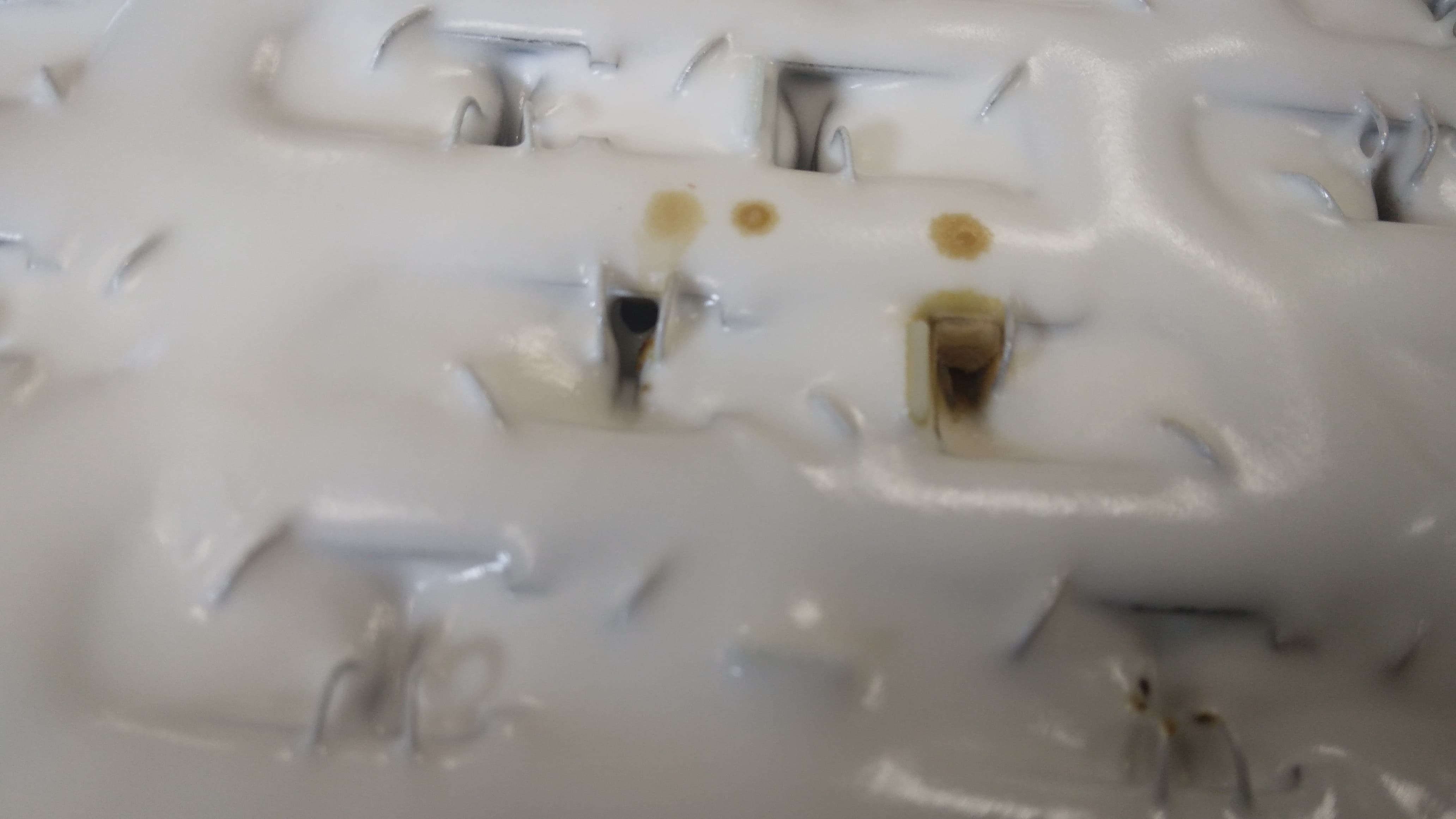 The leak begins: electrolyte stains near the 21700 cells' "fingers" on the module potting