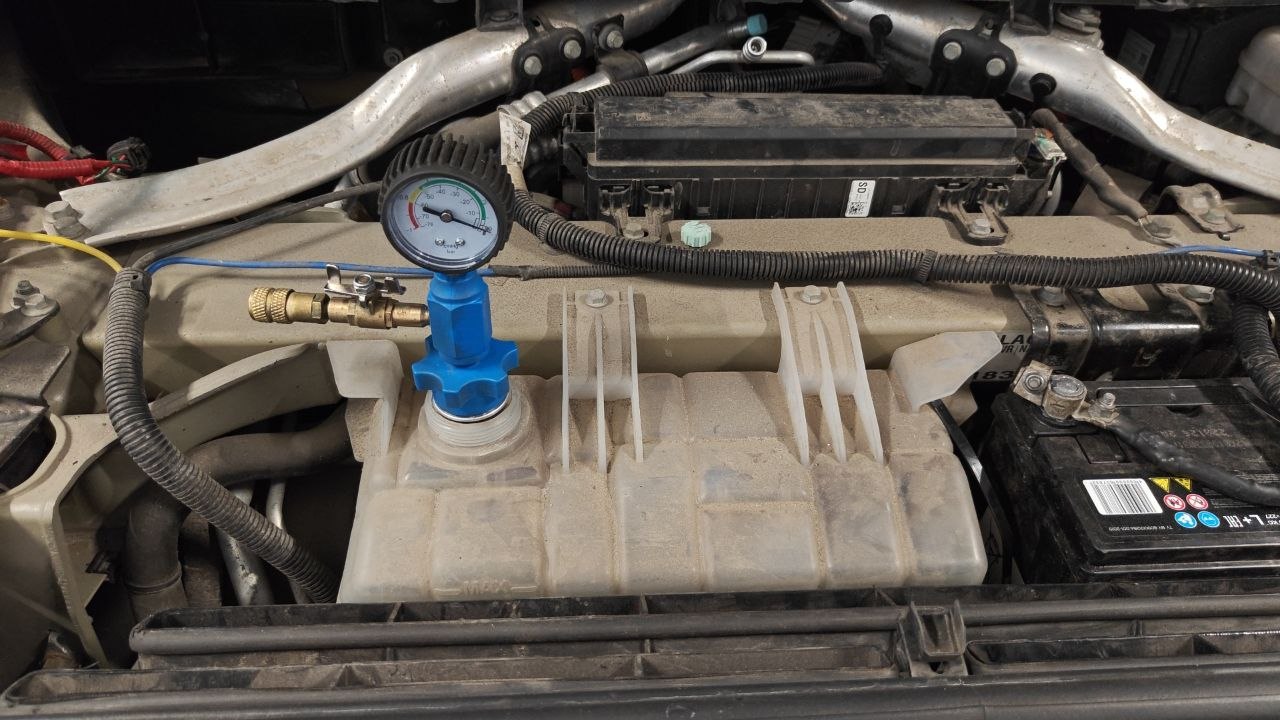 The rig screwed onto the coolant bottle in place of the cap