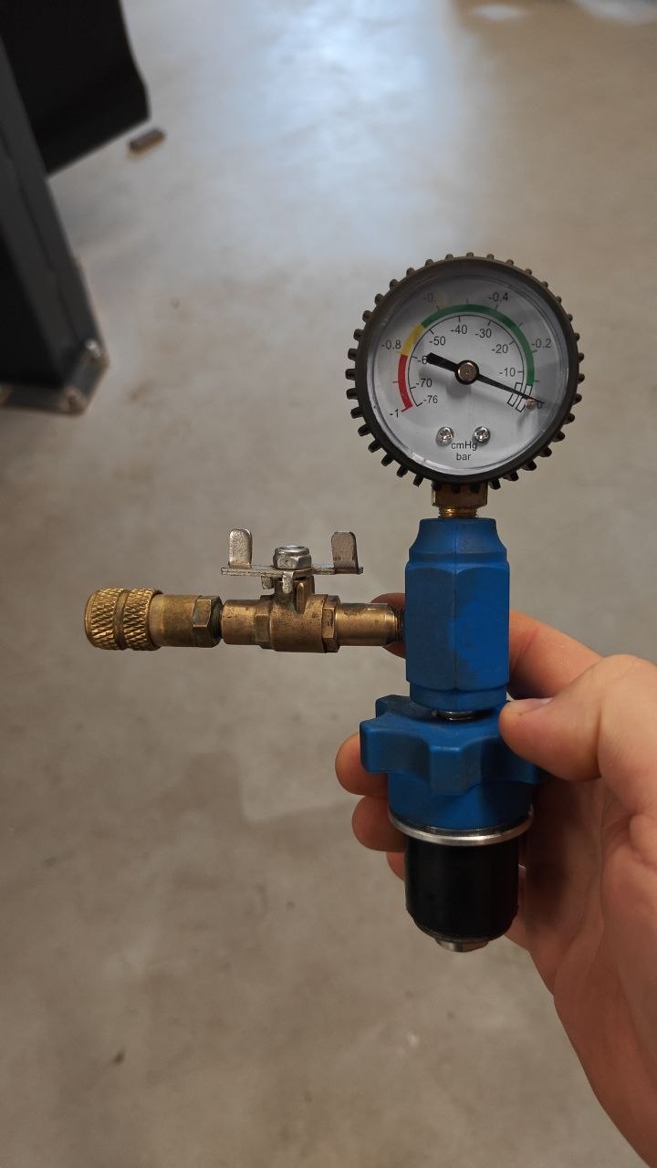 The vacuum rig: gauge (cmHg/bar), ball valve and hose fitting